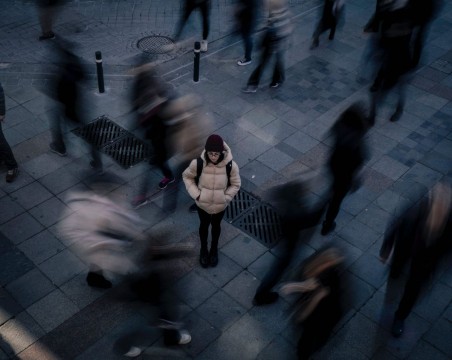 „Társas magány”: Minden harmadik budapesti egyedül érzi magát mások társaságában is